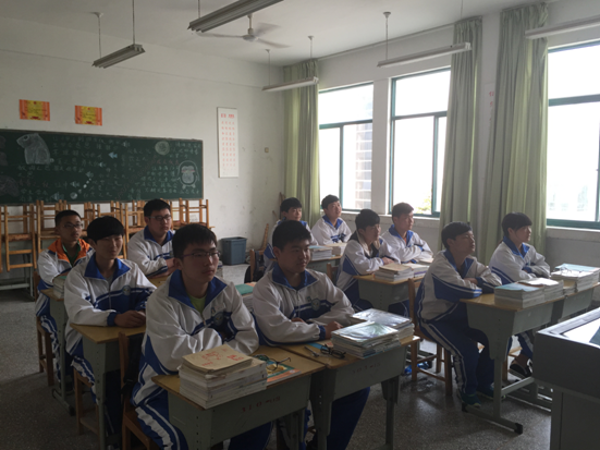 汽車系落實儀表規(guī)范，提升學生精神面貌