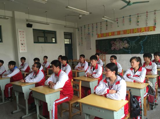 汽車系落實儀表規(guī)范，提升學生精神面貌