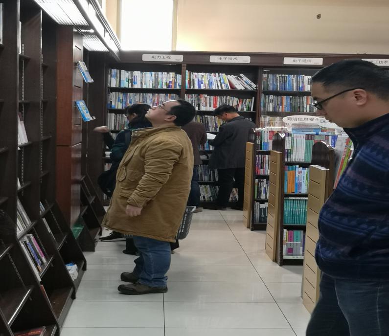 圖書館開展“你選書，我買單”圖書現(xiàn)采活動(dòng)