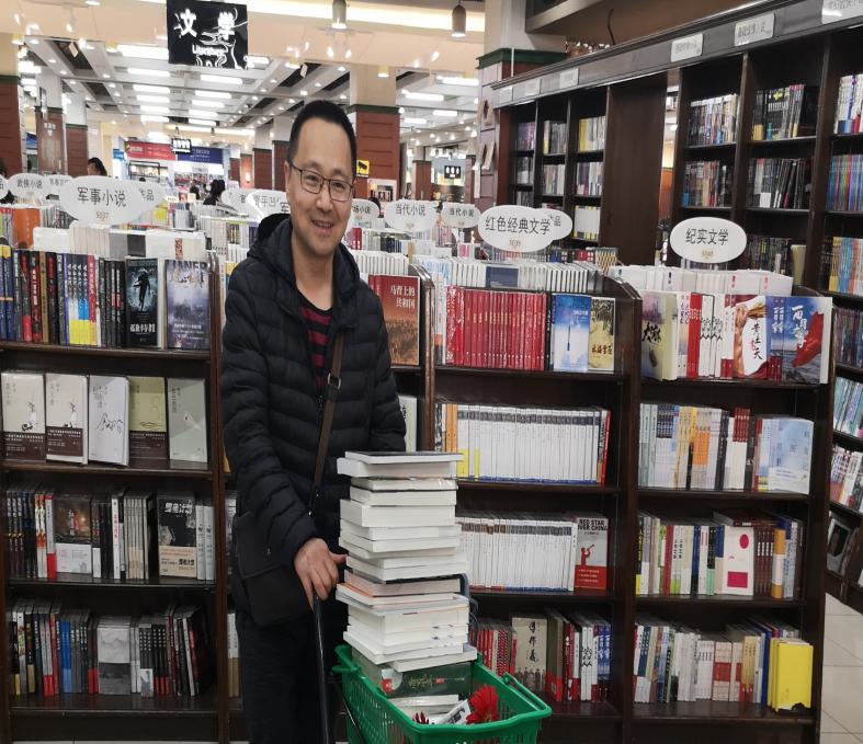 圖書館開展“你選書，我買單”圖書現(xiàn)采活動(dòng)
