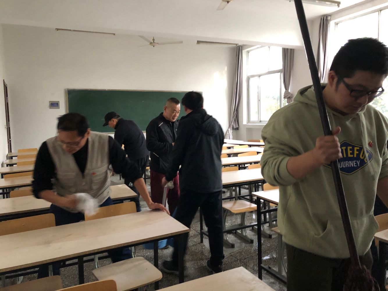 服務(wù)群眾，從身邊小事做起 ——記遠(yuǎn)程開放教育學(xué)院黨支部志愿服務(wù)活動(dòng)
