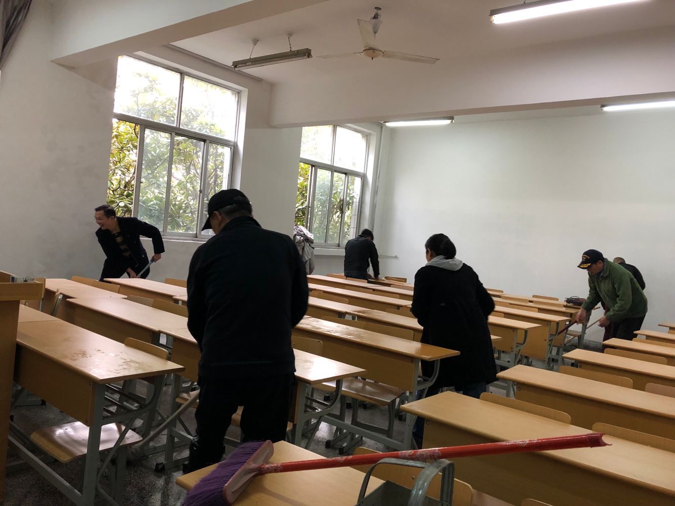 服務(wù)群眾，從身邊小事做起 ——記遠(yuǎn)程開放教育學(xué)院黨支部志愿服務(wù)活動(dòng)