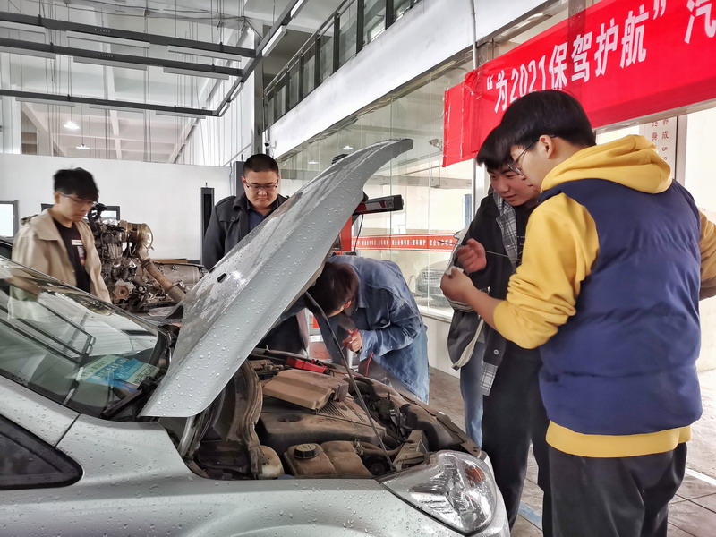 汽車學院志愿者積極開展“免費檢測，為2021保駕護航”志愿服務