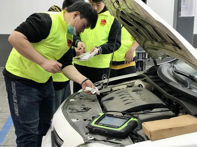汽車學院志愿者積極開展“免費檢測，為2021保駕護航”志愿服務