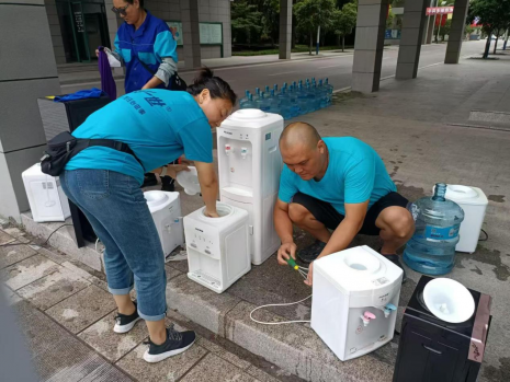 飲用水公司為師生清洗飲水機(jī)現(xiàn)場