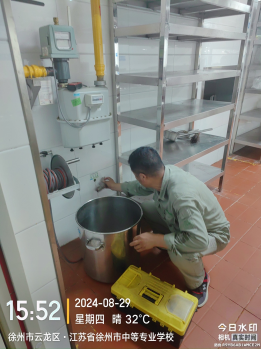 拖龍山和楚河兩校區(qū)食堂“三防”、“滅四害”專項處理現(xiàn)場