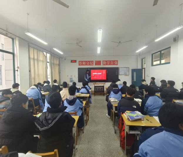 汽車工程學(xué)院共青團(tuán)員開展民主評(píng)議活動(dòng)